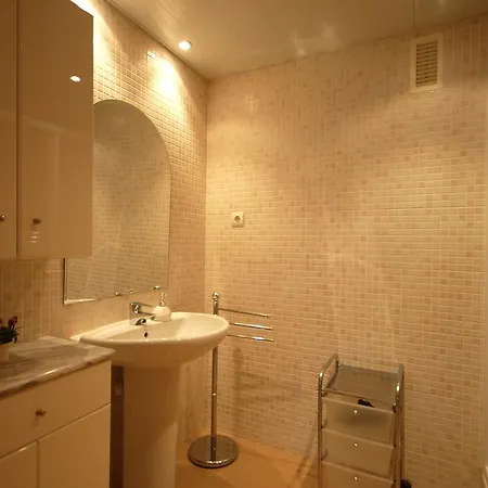Lets Holidays Cozy Pool Apartment